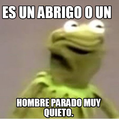 es-un-abrigo-o-un-hombre-parado-muy-quieto