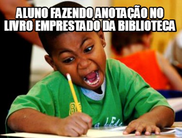 aluno-fazendo-anotao-no-livro-emprestado-da-biblioteca